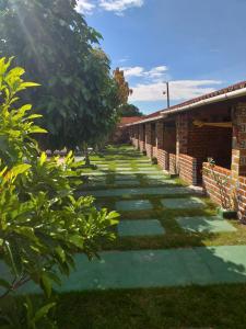 una passerella accanto a un edificio in mattoni con alberi di Recanto Sapoti a Barreirinhas