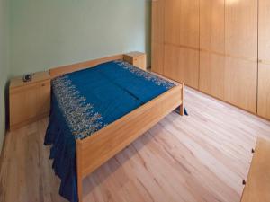 Schlafzimmer mit einem Bett mit blauer Bettwäsche in der Unterkunft Zeiler Peter und Luisie in Waging am See