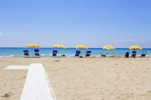 マリーナ・ディ・ペスコルーゼにあるCasa Saracinoの浜辺の椅子・傘