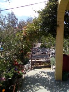 eine Bank in einem Garten mit Blumen und Pflanzen in der Unterkunft Holiday Home Zeljana in Kaprije