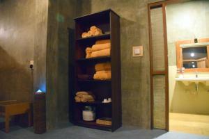 尼甘布Beach Corridor Hotel & Spa with Free Airport shuttle的浴室内带毛巾和水槽的衣柜