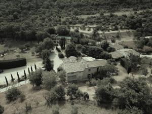 een luchtfoto van een huis in een veld bij Domaine De La Grange Neuve in La Roque-sur-Pernes