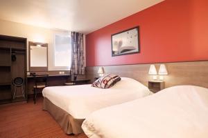 een hotelkamer met 2 bedden en rode muren bij Ace Hotel Noyelles in Noyelles-Godault