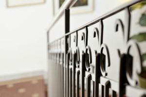 une rangée de balustrades en fer forgé sur une paroi dans l'établissement Hotel Restaurant Lilie, à Vipiteno