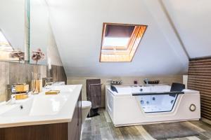 Kúpeľňa v ubytovaní APARTAMENTOS TURISTICOS TURISToledo + 37 fotografií