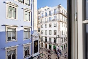 Galeriebild der Unterkunft JOIVY Luxurious 2BR Apt with street view, 2mins to Santa Justa Lift in Lissabon
