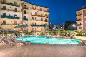 Basen w obiekcie Hotel Leone lub w pobliżu