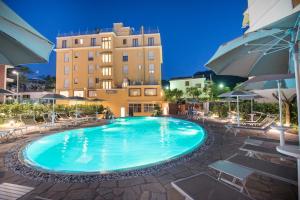 Basen w obiekcie Hotel Leone lub w pobliżu
