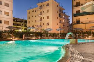 Basen w obiekcie Hotel Leone lub w pobliżu