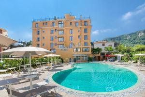 basen przed hotelem w obiekcie Hotel Leone w Sorrento
