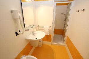 A bathroom at Hotel Laura