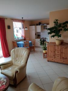 sala de estar con sofá y cocina en Landhof-Erkner, en Erkner