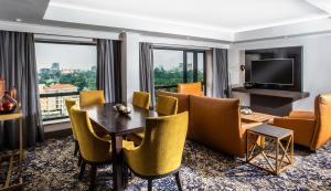 Televiisor ja/või meelelahutuskeskus majutusasutuses Mövenpick Hotel Ikoyi Lagos