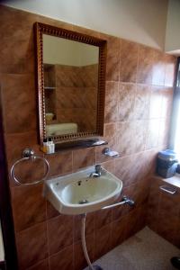 ein Bad mit einem Waschbecken und einem Spiegel in der Unterkunft Jee Ri Haveli in Jodhpur