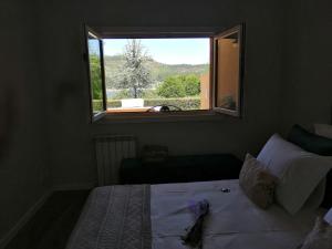 une chambre avec un lit et une fenêtre dans l'établissement Casa d´Água, à Venda Nova 96 autres photos