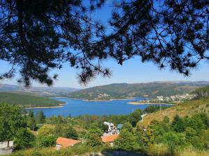 - une vue sur un lac depuis une colline dans l'établissement Casa d´Água, à Venda Nova