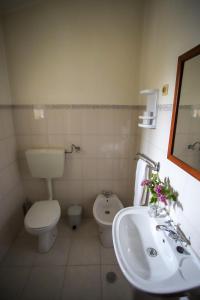 Baño blanco con aseo y lavamanos en Casas da Lagariça, en Sortelha