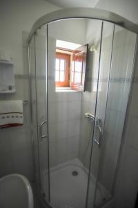y baño con ducha y puerta de cristal. en Casas da Lagariça, en Sortelha