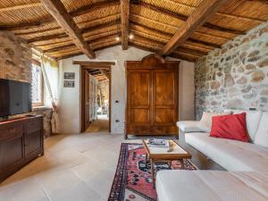 A television and/or entertainment centre at Angolo di paradiso sul mare