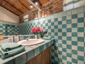 A bathroom at Angolo di paradiso sul mare