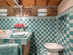 A bathroom at Angolo di paradiso sul mare
