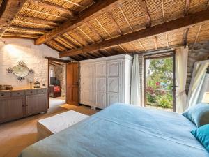 1 dormitorio con cama azul y ventana grande en Angolo di paradiso sul mare, en Geremèas