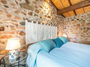 A bed or beds in a room at Angolo di paradiso sul mare Még 37 kép