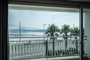 una ventana con vistas a la playa en Breeze Bay Hotel en Seogwipo