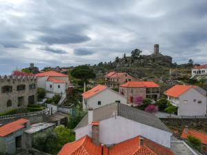 vistas a una ciudad con techos rojos en Casas da Lagariça en Sortelha