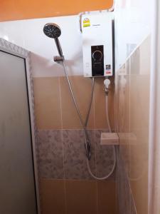 Koupelna v ubytování Chanakarn Guesthouse Sangkhla Buri