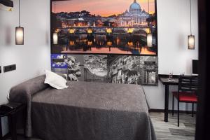 sypialnia z łóżkiem i obrazem na ścianie w obiekcie JC Rooms Santo Domingo w Madrycie