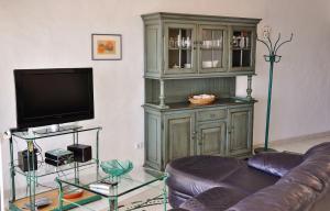 uma sala de estar com um sofá e uma televisão em Apartment Konstantin em Carvoeiro