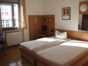 Postel nebo postele na pokoji v ubytování Kolping-Hotel