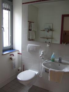 Koupelna v ubytování Kolping-Hotel