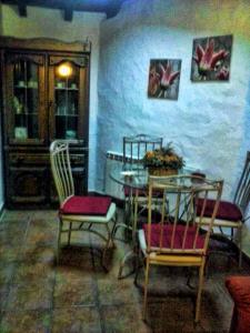 uma sala de jantar com duas cadeiras e uma mesa em Apartamento Rural El Pino em Mogarraz