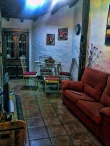 ein Wohnzimmer mit einem Sofa und einem Tisch in der Unterkunft Apartamento Rural El Pino in Mogarraz