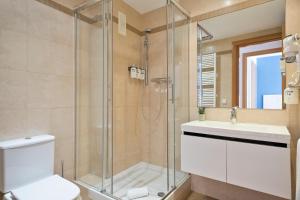 y baño con ducha, aseo y lavamanos. en Sitges Group Soul, en Sitges