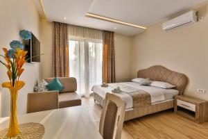 苏沙尼Apolon Apart的一间带床和桌子的酒店房间