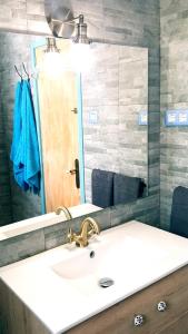 La salle de bains est pourvue d'un lavabo et d'un miroir. dans l'établissement vinaros playa de arena, à Vinaròs