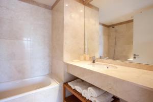 
Een badkamer bij Akira Flats Diagonal Mar Apartments
