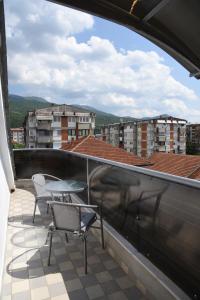 un balcón con 2 sillas y una mesa en el techo en Mihail's Apartments in Ohrid - 2 en Ohrid
