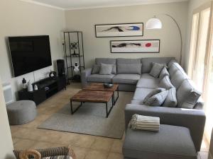 a living room with a couch and a table at Villa Jamy Roaix avec piscine in Roaix