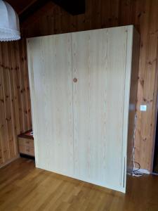 um grande armário branco num quarto com paredes de madeira em Haus Azurit Dachwohnung Nr.30 em Grächen