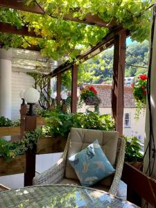 patio ze stołem, krzesłem i oknem w obiekcie The Claremont Hotel-Adult Only w mieście Polperro
