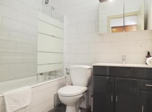 Ένα μπάνιο στο Appart'AZUR Haguenau - Centre Grand'Rue - Logements entiers pour voyageur pro +58 φωτογραφίες