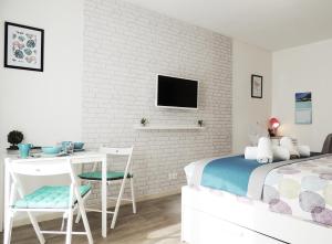 アグノーにあるAppart'AZUR Haguenau - Centre Grand'Rue - Logement entier pour voyageur proのベッドルーム(ベッド1台、デスク、テレビ付)