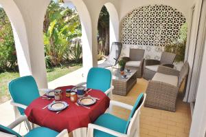 - une table et des chaises sur la terrasse dans l'établissement Do Jardim, à Carvoeiro