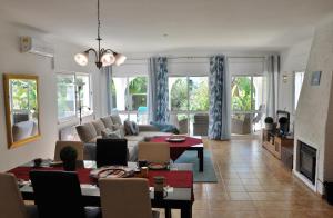 - un salon avec un canapé et une table dans l'établissement Do Jardim, à Carvoeiro