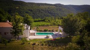 Výhled na bazén z ubytování Villa Montecolori nebo okolí