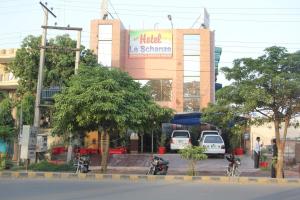 Gallery image of Hotel The Leschanze in Lahore